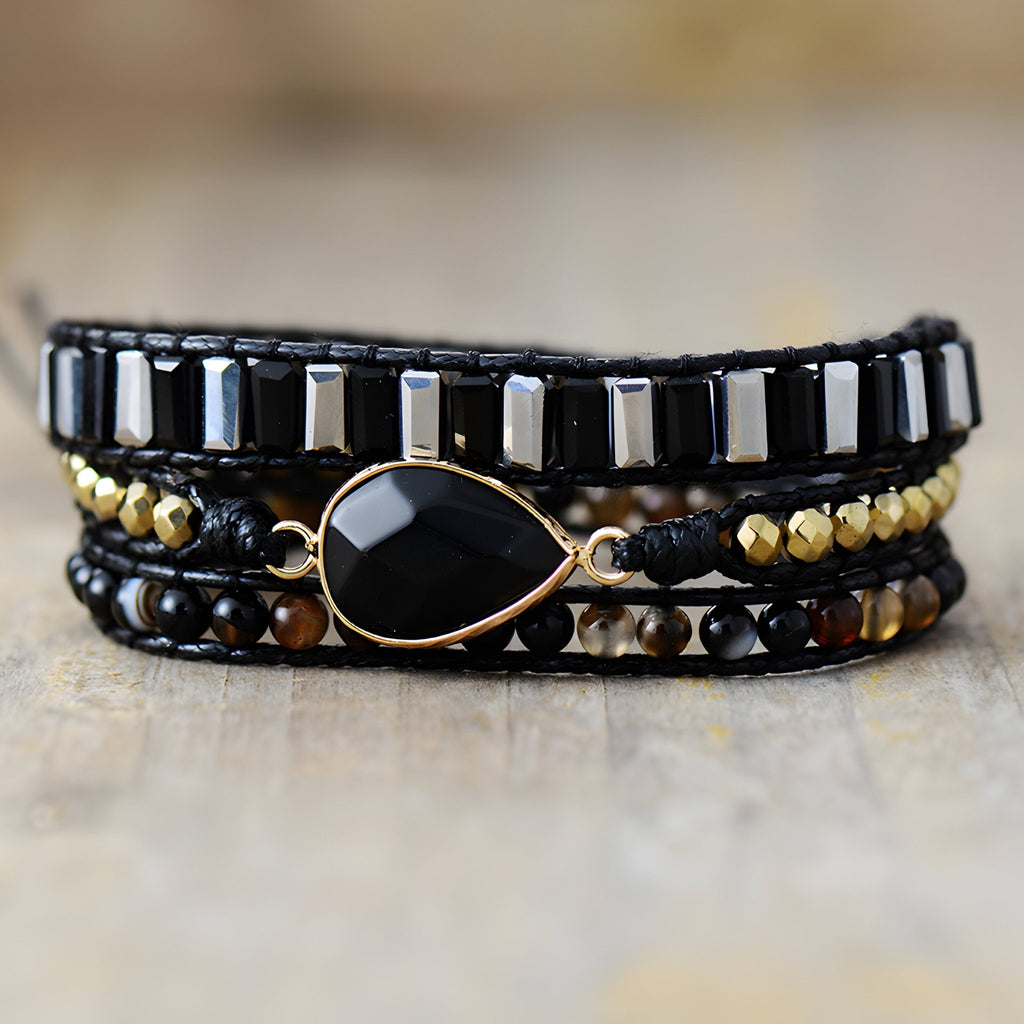 Bracelet multi-rangs en onyx noir et perles cuivre avec pendentif goutte noir brillant.