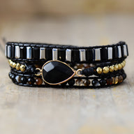 Bracelet multi-rangs en onyx noir et perles cuivre avec pendentif goutte noir brillant.