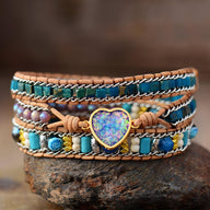 Bracelet multirang pour femme en pierres naturelles turquoise, bleu et beige avec cœur central en opale scintillante encadré .