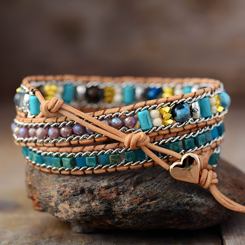 Bracelet multi-rangs en pierres naturelles multicolores avec fermoir en cuir et pendentif cœur scintillant.