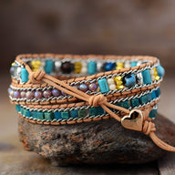 Bracelet multi-rangs en pierres naturelles multicolores avec fermoir en cuir et pendentif cœur scintillant.