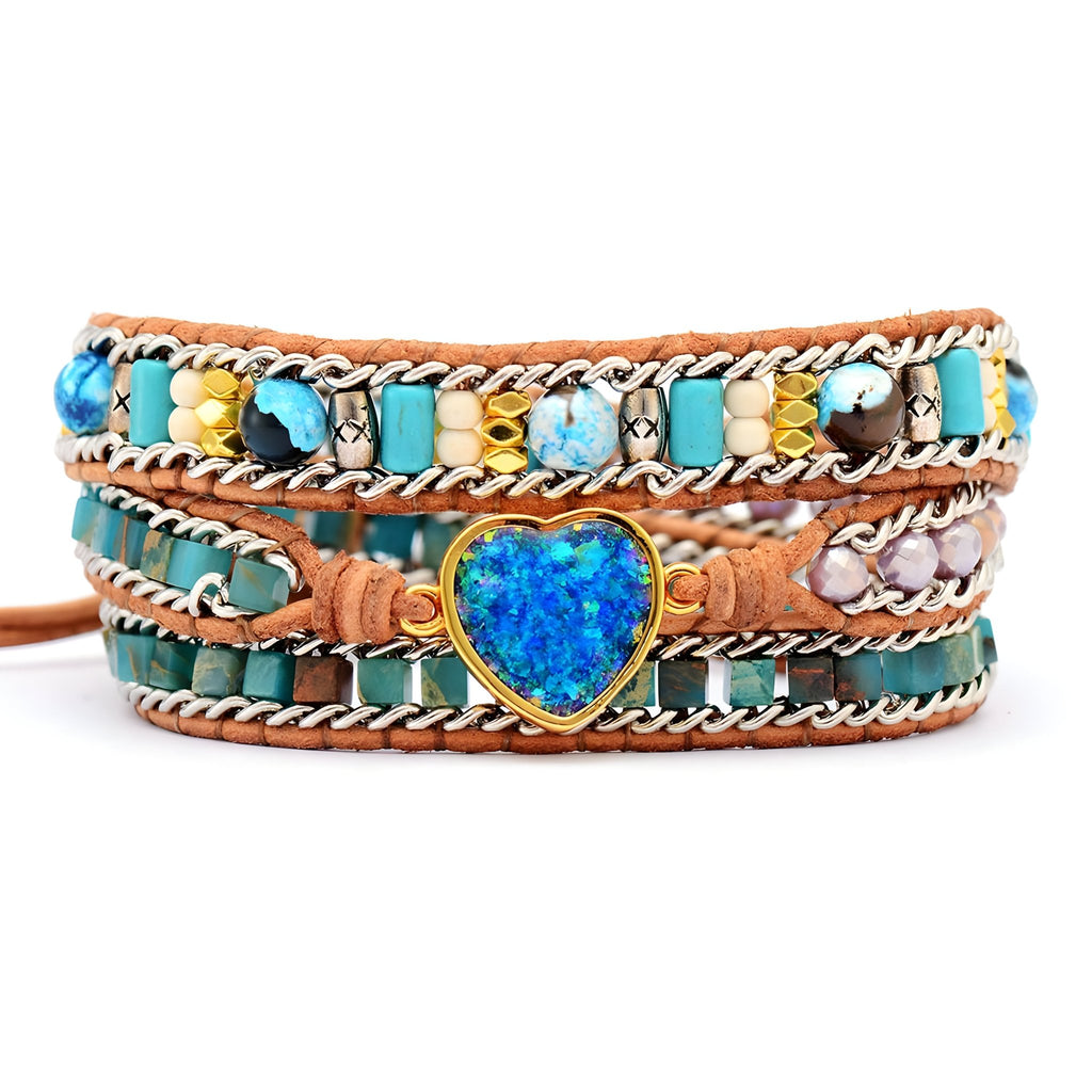 Bracelet multi-rangs en cuir marron avec perles turquoise, jaspe, opale centrale en forme de cœur bleu scintillant.