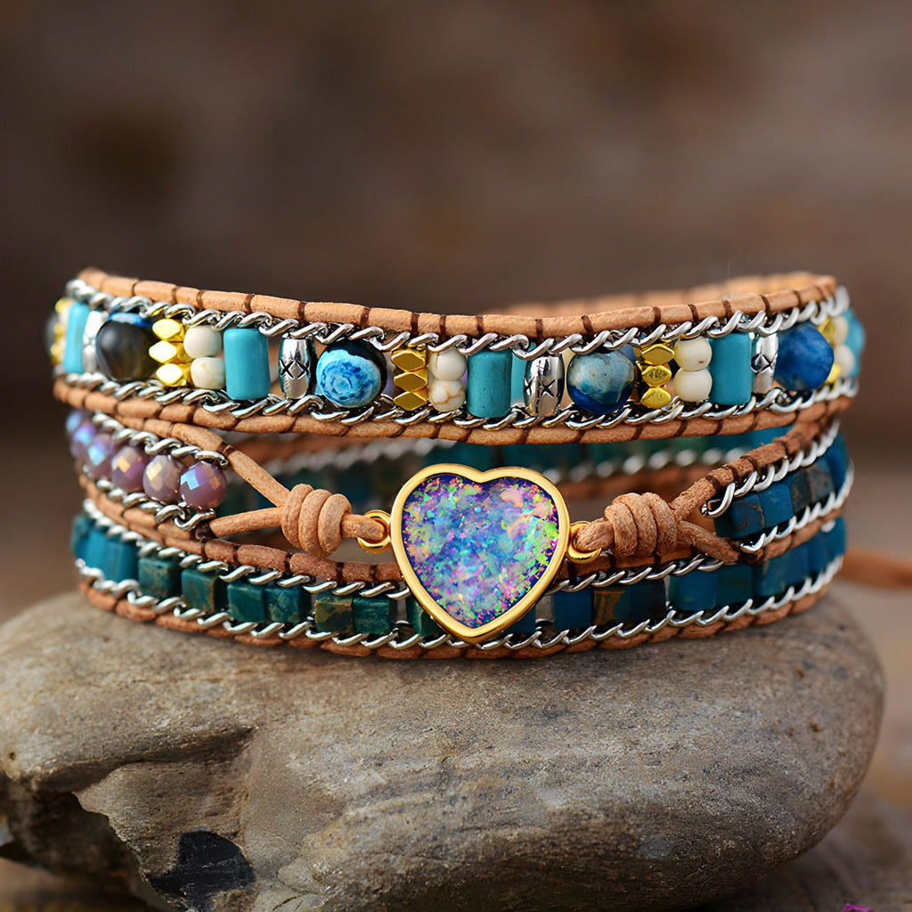 Bracelet multi-rangs en cuir beige avec pierres naturelles multicolores et cœur en opale scintillant encadré d'or.