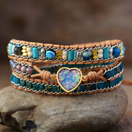 Bracelet multi-rangs en cuir beige avec pierres naturelles multicolores et cœur en opale scintillant encadré d'or.