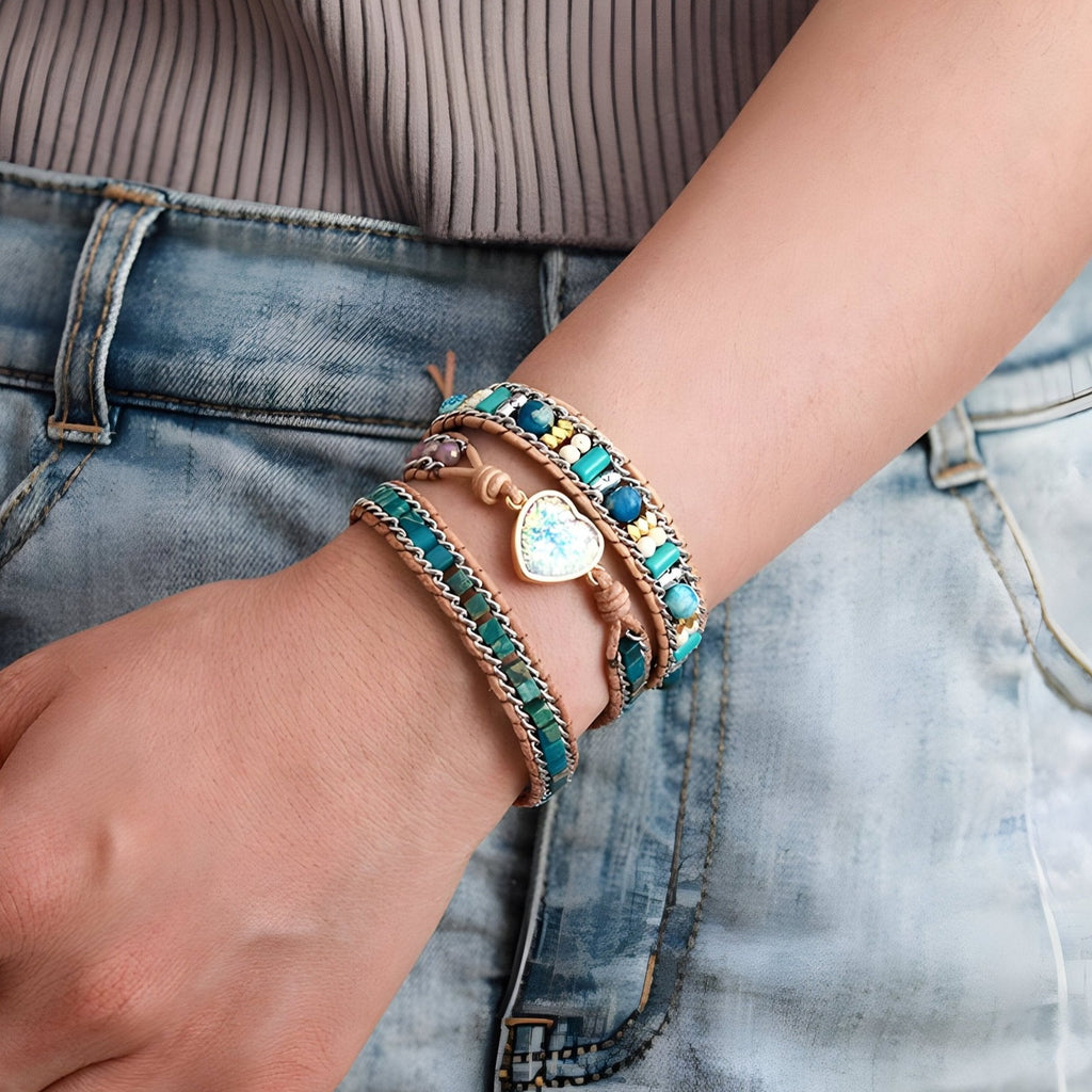 Bracelets multi-rangs en pierres naturelles turquoise et jaspes avec cœur central scintillant doré.