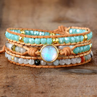 Bracelet multi-rangs en pierres naturelles turquoise, blanches et noires avec ornement central en opale scintillante et.