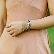 Bracelet multi-rangs pour femme avec pierres naturelles multicolores et ornement central en opale scintillante.