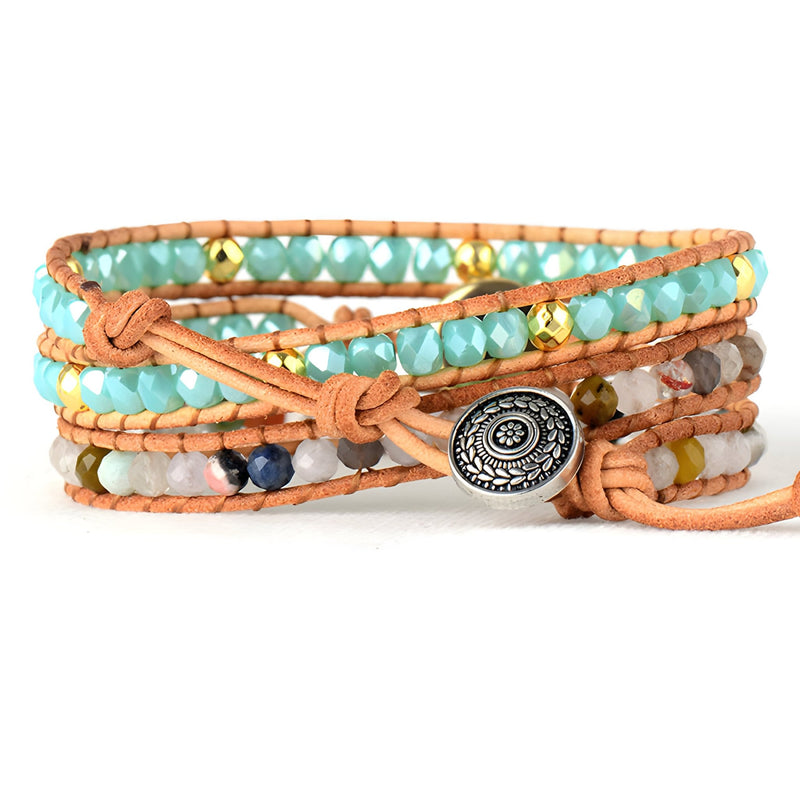 Bracelet multi-rangs en cuir beige avec perles turquoise, blanches et bleues, fermoir argenté gravé.