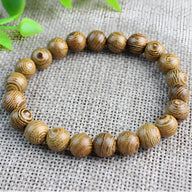 Bracelet homme perles en bois marron clair avec motifs naturels, style discret et élégant.