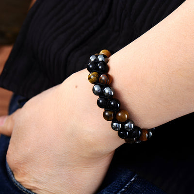 Bracelet masculin en perles brillantes d'œil de tigre et noires, style élégant et moderne.