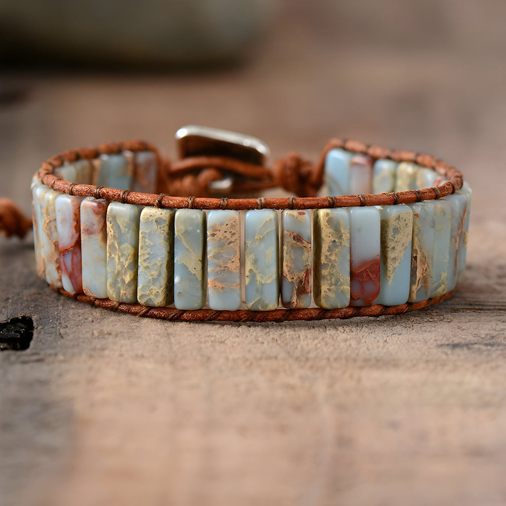 Bracelet femme ajustable en pierres naturelles bleues et marron avec cordon tressé marron.
