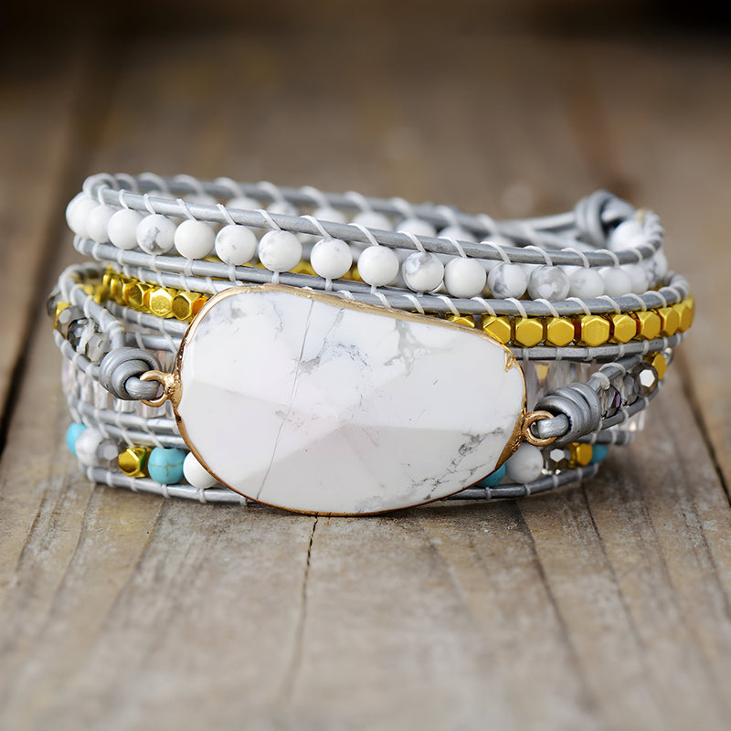 Bracelet multi-rangs en pierre d'howlite blanche avec perles dorées et tressage gris clair.