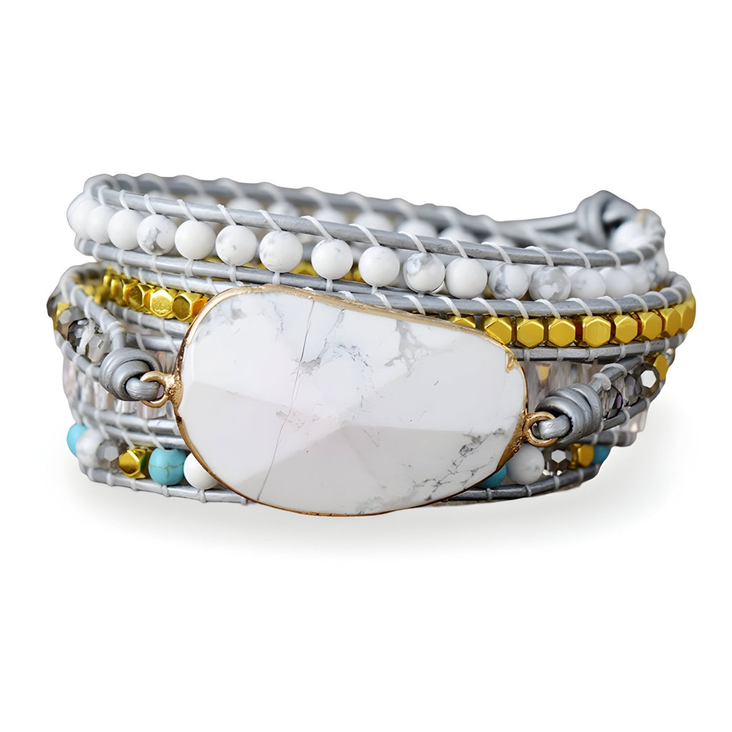 Bracelet multi-rangs blanc en pierres d'howlite avec perles dorées et turquoise, style bohème chic.