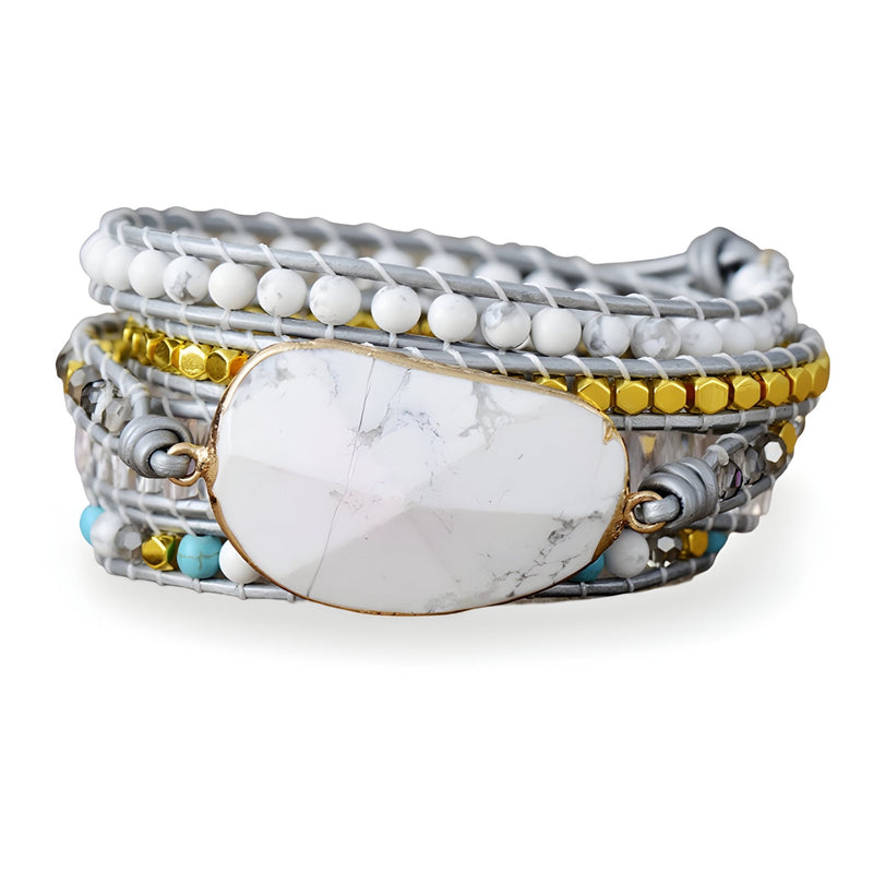 Bracelet multi-rangs blanc en pierres d'howlite avec perles dorées et turquoise, style bohème chic.