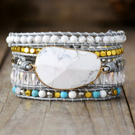 Bracelet multi-rangs femme en pierres naturelles blanches, howlite avec pierre centrale ovale et perles dorées et turquoise.
