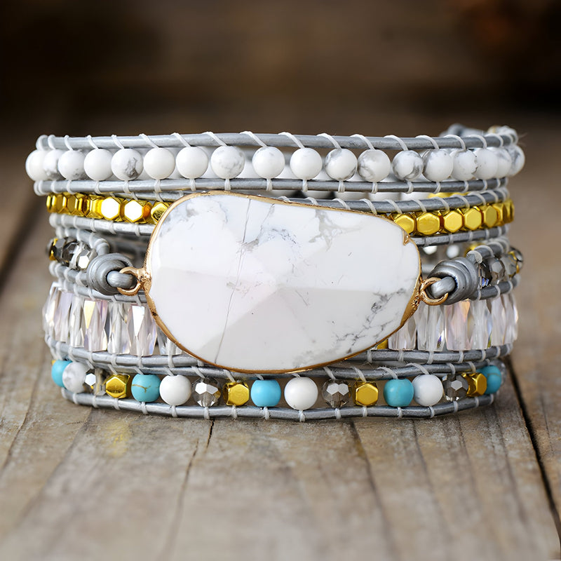 Bracelet multi-rangs femme en pierres naturelles blanches, howlite avec pierre centrale ovale et perles dorées et turquoise.