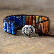Bracelet multirangs en cuir avec pierres de jaspe bleu, jaune, rouge et marron, fermeture bouton argenté gravé soleil.