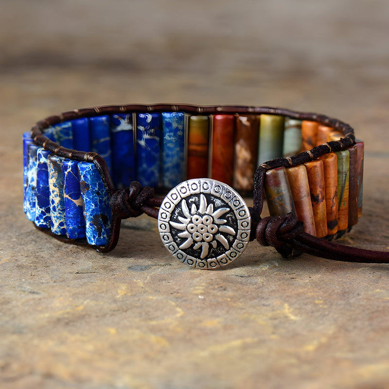 Bracelet multirangs en cuir avec pierres de jaspe bleu, jaune, rouge et marron, fermeture bouton argenté gravé soleil.