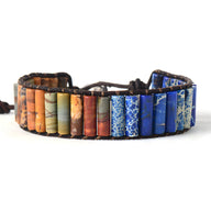 Bracelet multirangs en pierres de jaspe multicolores sur cuir tressé marron.