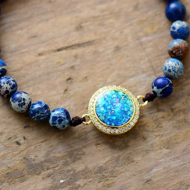 Bracelet femme multi-rangs en pierres de jaspe bleu avec opale centrale ronde et sertie de petits cristaux dorés.