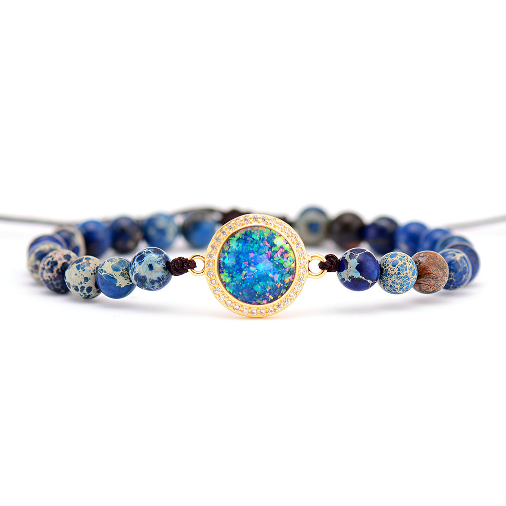 Bracelet femme multi-rangs en jaspe bleu avec pierre centrale opale sertie dorée.