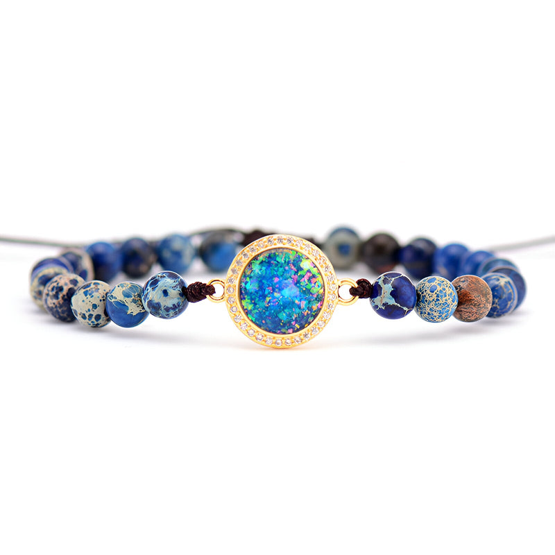 Bracelet femme multi-rangs en jaspe bleu avec pierre centrale opale sertie dorée.