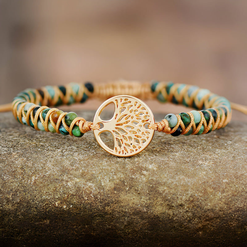 Bracelet beige et marron en pierres de jaspe avec médaillon arbre de vie en métal doré, style multi-rangs.