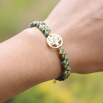 Bracelet multi-rangs en pierres de jaspe beige et marron avec pendentif arbre de vie doré élégant.