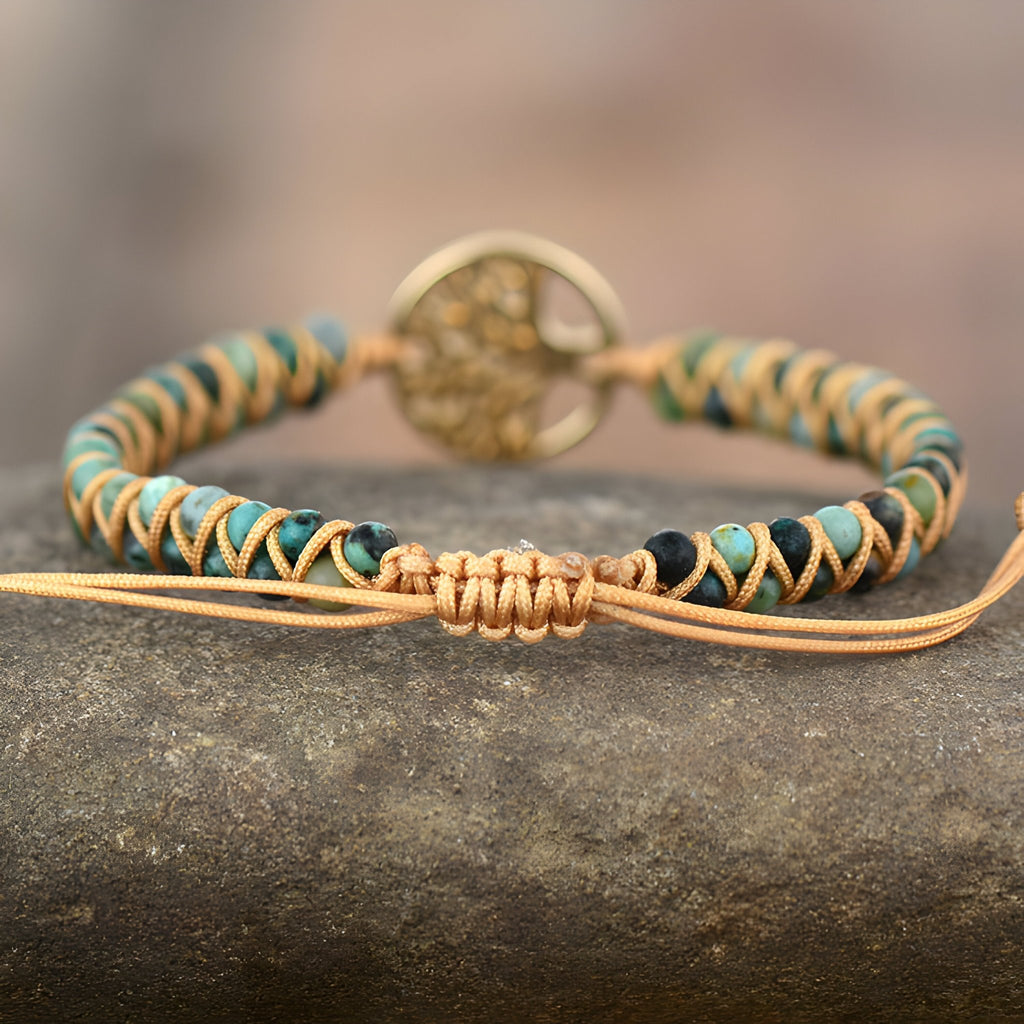 Bracelet en pierres de jaspe marron et beige avec pendentif arbre de vie doré et cordon ajustable en cuir.