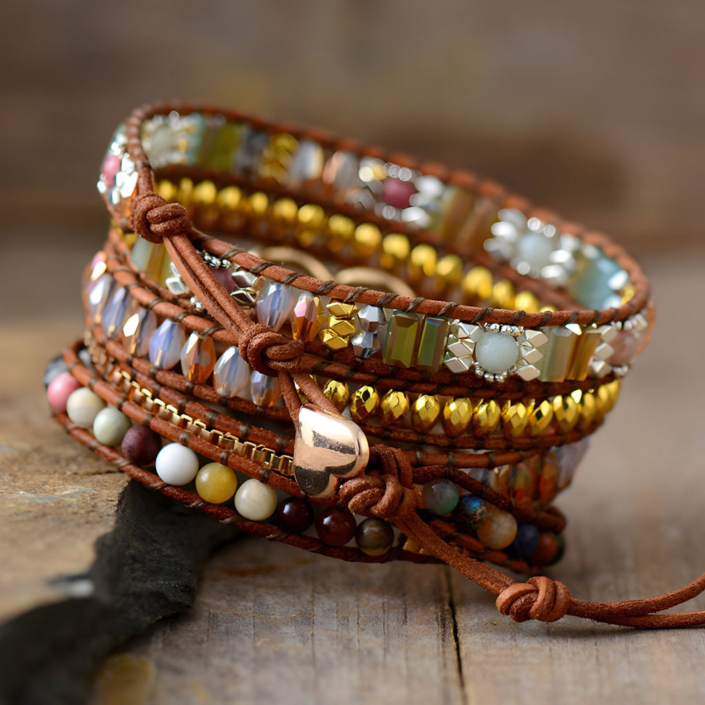 Bracelet multirangs femme en pierres de jaspe multicolores avec perles dorées et cœur en métal rose gold.