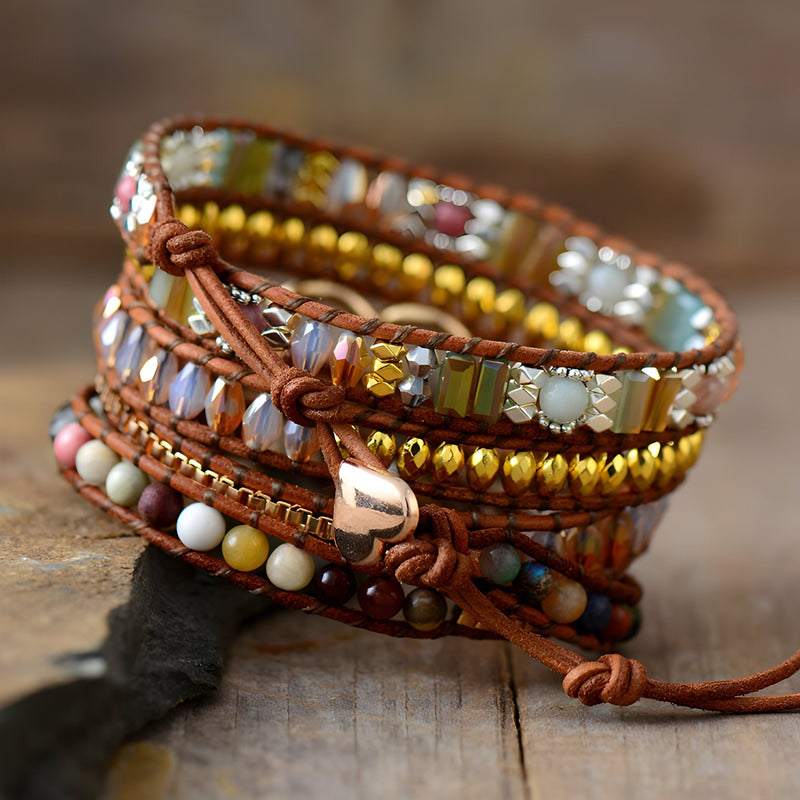 Bracelet multirangs femme en pierres de jaspe multicolores avec perles dorées et cœur en métal rose gold.