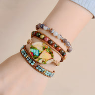 Bracelets multi-rangs femme en pierres naturelles colorées, modèle Freya avec perle centrale ovale marbrée.