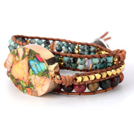 Bracelet femme multi-rangs en cuir marron avec pierres de jaspe multicolores et perles dorées.