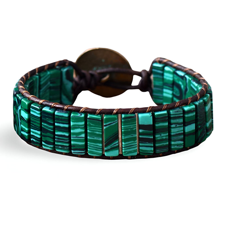 Bracelet femme multi-rangs en pierres naturelles de malachite vert et fermoir bouton en métal.