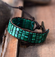 Bracelet multi-rangs femme en pierres naturelles de malachite vertes, liens en cuir marron réglables.
