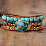 Bracelet multi-rangs femme en pierres turquoise bleue, perles marron, détails en métal doré.