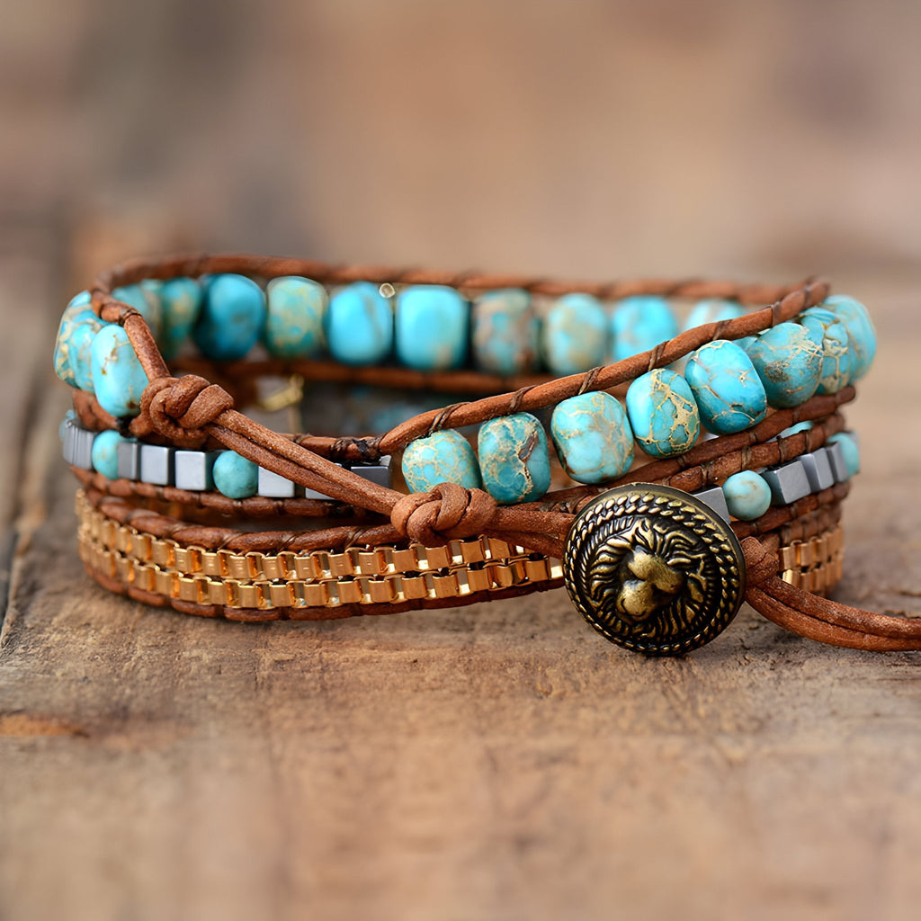 Bracelet multi-rangs femme en pierres turquoise bleu ciel, perles jaspes blanches, fermeture bouton métal vieilli.