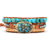 Bracelet multi-rangs pour femme avec pierres turquoise et jaspes, cuir marron, détail carré turquoise marbré et perles dorées.