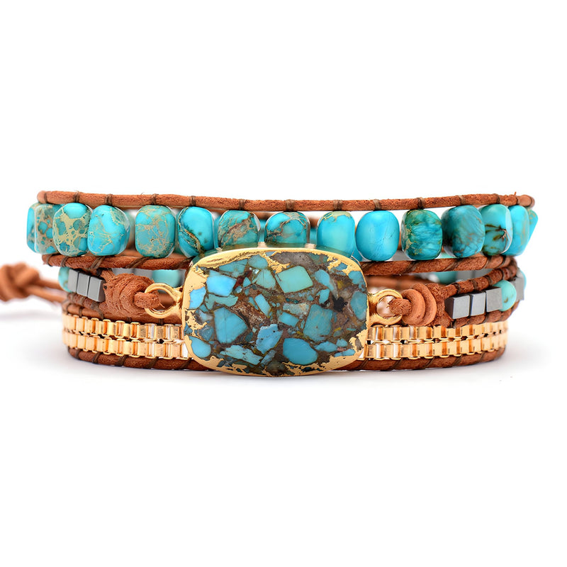 Bracelet multi-rangs pour femme avec pierres turquoise et jaspes, cuir marron, détail carré turquoise marbré et perles dorées.