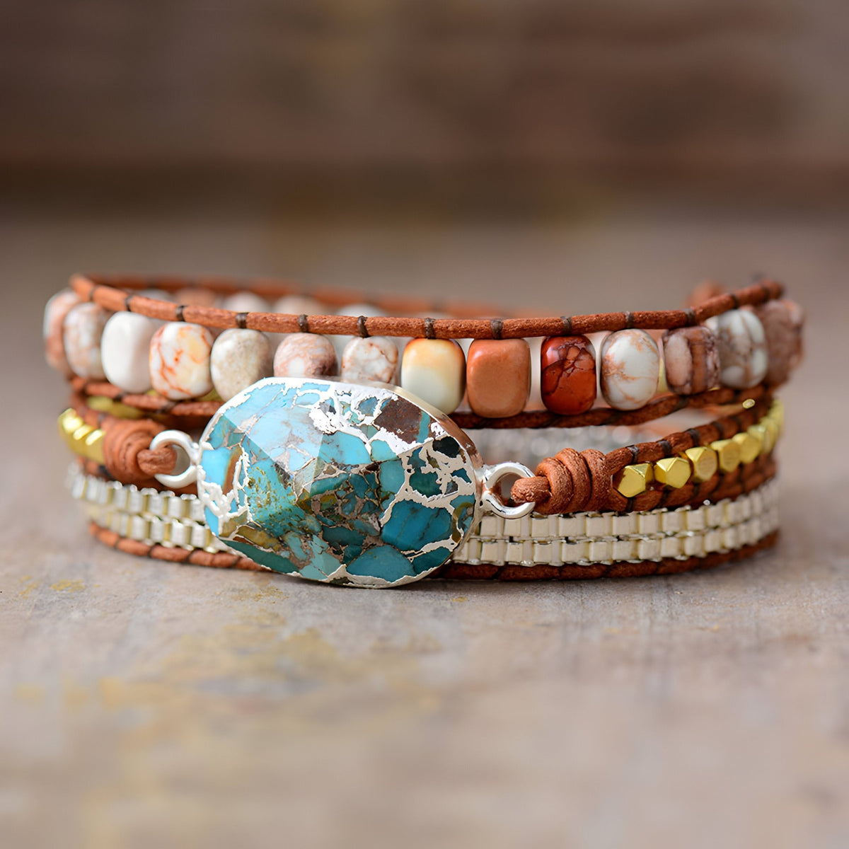 Bracelet multi-rangs femme en pierres turquoise bleue, jaspe beige, perles dorées et tissage beige sur cuir marron.