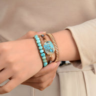 Bracelet multi-rangs femme en pierres turquoise bleu vif, jaspe beige, et perles dorées délicates.