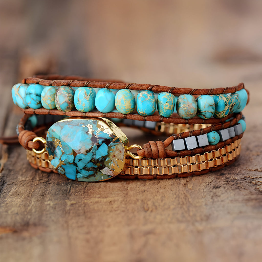 Bracelet multi-rangs en pierres turquoise et jaspe bleu sur cuir tressé marron.