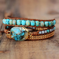 Bracelet multi-rangs en pierres turquoise et jaspe bleu sur cuir tressé marron.