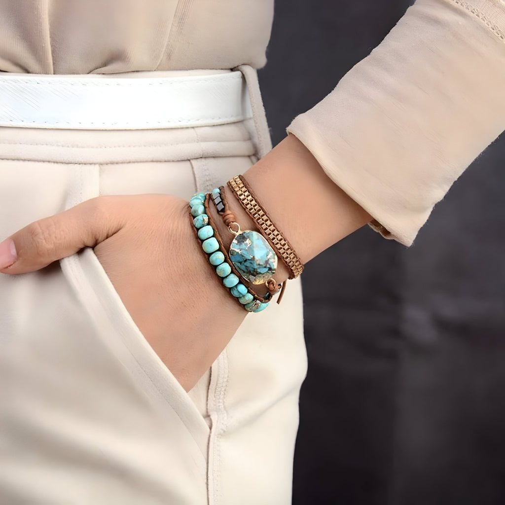 Bracelet multi-rangs pour femme en pierres turquoise ronde et jaspe marron tissé avec perles dorées.