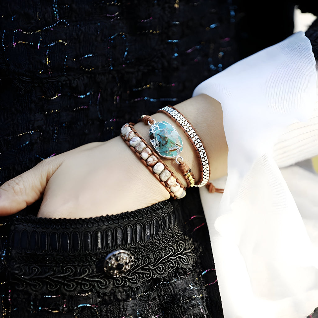 Bracelet multi-rangs femme avec pierres turquoise bleu et jaspes blanc nacré, style élégant et raffiné.