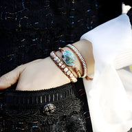 Bracelet multi-rangs femme avec pierres turquoise bleu et jaspes blanc nacré, style élégant et raffiné.