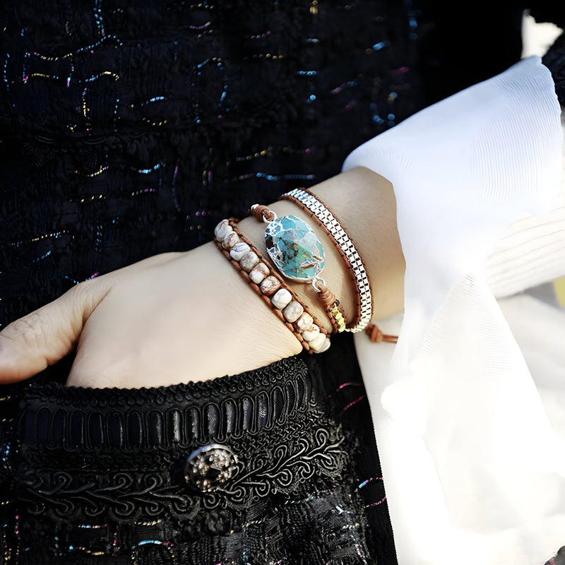 Bracelet multi-rangs femme avec pierres turquoise bleu et jaspes blanc nacré, style élégant et raffiné.