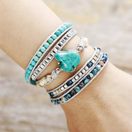 Bracelet femme multi-rangs en pierres turquoise bleue, jaspe blanc et perles argentées, style bohème.