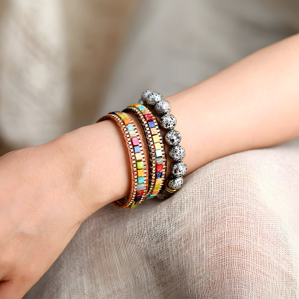 Bracelet multi-rangs pour femme avec pierres turquoise et perles colorées sur poignet.