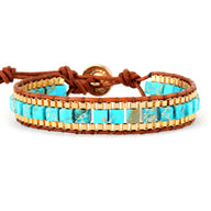 Bracelet femme multi-rangs en pierres turquoise carrées avec fil tressé marron et fermoir bouton doré.